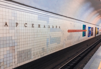 На станції метро "Арсенальна" у Києві пасажир впав на рейки